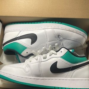 Air Jordan 1 low (GS) work once still freshly cleaned no scuffs or marks